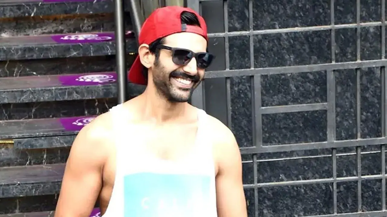 Kartik Aaryan Heads to London for ‘Captain India’ Shoot, Shares Glimpses of His Prep