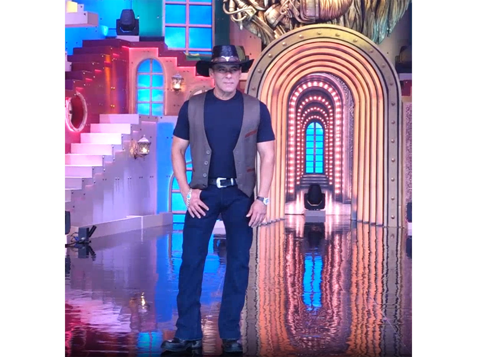 Salman Khan Loses Cool at ‘Bigg Boss 20’ Shoot, Asks Paps to Maintain Distance