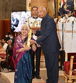 thepresidentshriramnathkovindpresentingthepadmashriawardtosmtsankaramanchijanaki 6a88421c04f8e
