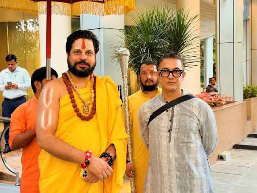 aamir khan meets jagadguru satishacharya maharaj1 6aacc36dc3bfc