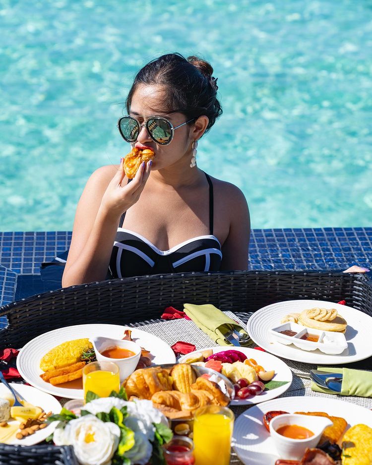 Jannat Zubair Rahmani Pool Photos Having Breakfast 