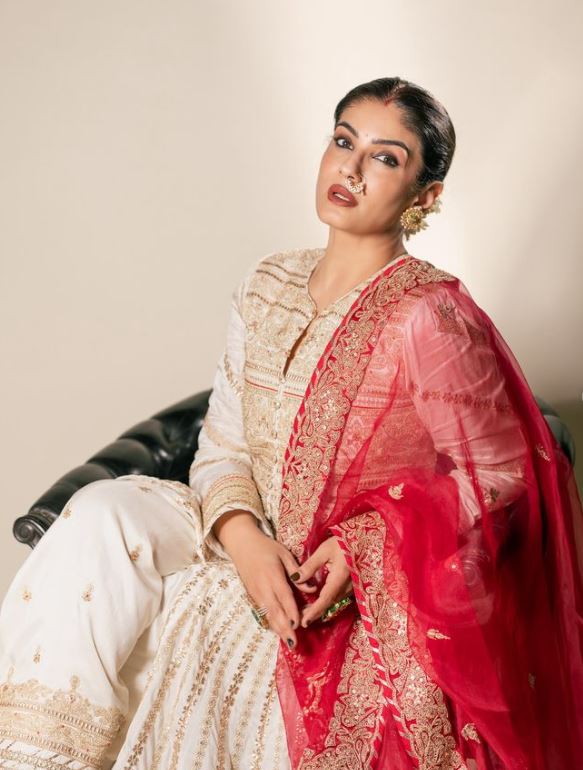 Raveena Tandon Celebrates Diwali with a Desi Twist Embracing the Values of Lord Ram