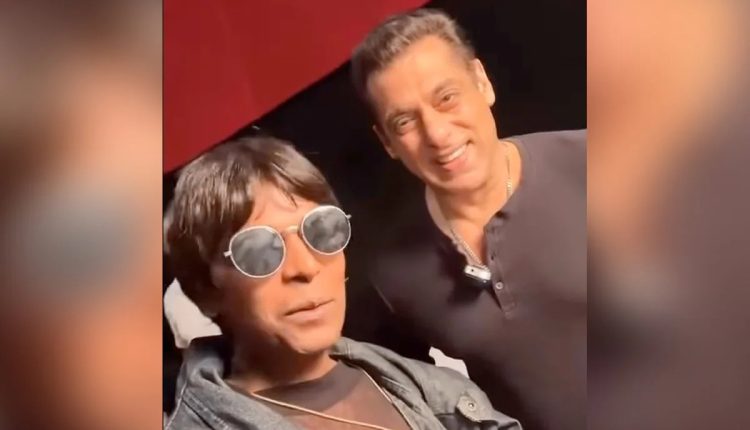 Salman Khan Shares a Fun Moment with Shah Rukh Khan's Duplicate