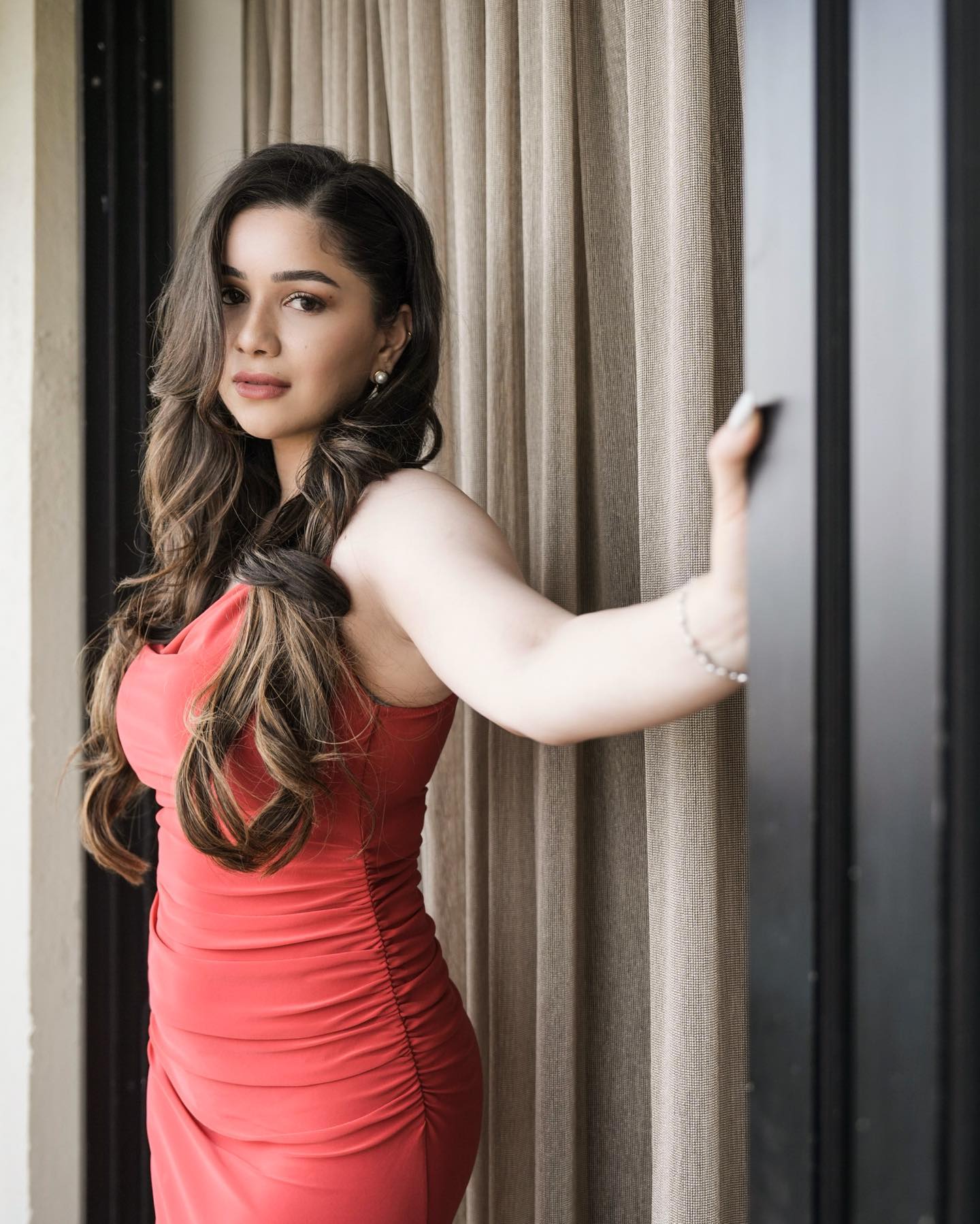 Sara Tendulkar Bold Photoshoot Goes Viral on Social Media