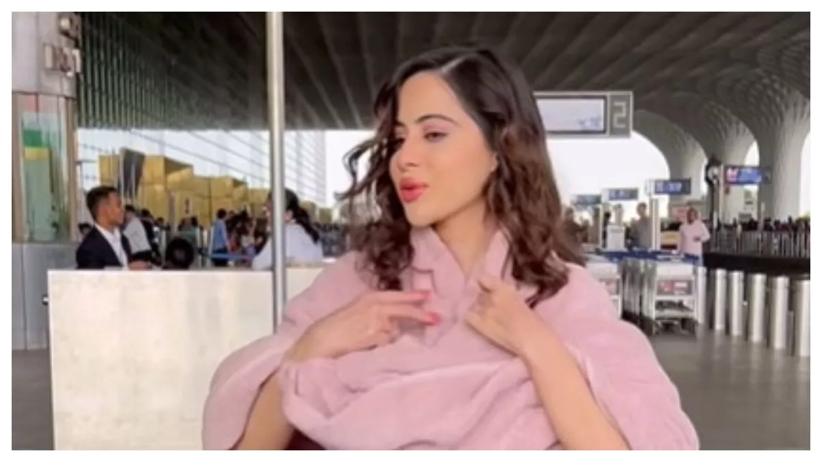 Urfi Javed Airport Antics Go Viral: Actress Strips Off Clothes Amidst Heatwave